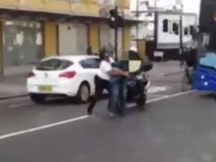 Φωτογραφία για Το θύμα έπεσε κάτω κλαίγοντας: Οδηγός λεωφορείου πήγε να πνίξει μια γυναίκα γιατί... [video]