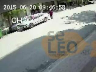 Φωτογραφία για Βίντεο-σοκ: Οδηγός κάνει όπισθεν και χτυπάει με σφοδρότητα ηλικιωμένη στη Θεσσαλονίκη [video]