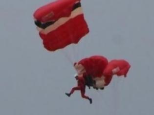 Φωτογραφία για Συγκλονιστικό βίντεο: Αλεξιπτωτιστής πιάνει στον αέρα συνάδελφό του σε ελεύθερη πτώση!