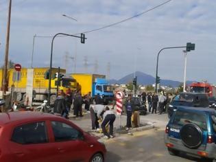Φωτογραφία για Πάτρα: ΙΧ αυτοκίνητο συγκρούστηκε με αγροτικό φορτηγάκι - Τρεις τραυματίες