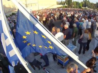Φωτογραφία για Πάτρα: Μένουμε Ευρώπη - Συγκέντρωση με σημαίες και σφυρίχτρες στην πλατεία Γεωργίου