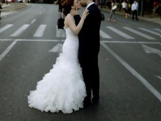 Φωτογραφία για ΑΠΙΣΤΕΥΤΟ: Νύφη και γαμπρός διαδήλωσαν στο «Μένουμε Ευρώπη» [photos]
