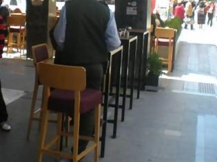 Φωτογραφία για Πάτρα: Μετρούν τα τραπεζοκαθίσματα με το...πασέτο - Έφοδος της δημοτικής αστυνομίας στους πεζόδρομους