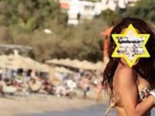 Φωτογραφία για Η τραγουδίστρια που μιμείται τον τίτλο του τραγουδιού της στην παραλία [video]