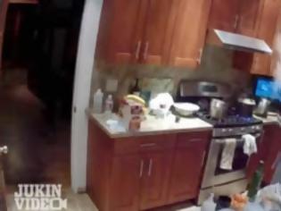 Φωτογραφία για Άρπαξε… η γιαγιά στην κουζίνα! Δείτε το βίντεο που σαρώνει στο διαδίκτυο... [video]