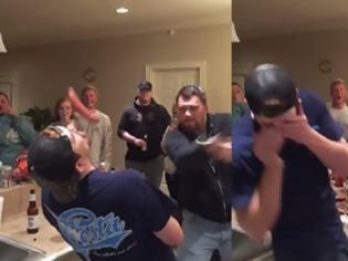 Φωτογραφία για Σοκαριστικό βίντεο: Άνδρας κόβει στα δύο τη μύτη του φίλου του με σπαθί σε πάρτι