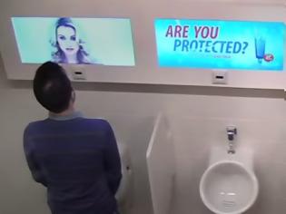 Φωτογραφία για Τοποθέτησαν 3 οθόνες στην τουαλέτα των ανδρών - Tι συμβαίνει όταν ένας άντρας μπαίνει στην τουαλέτα... [video]