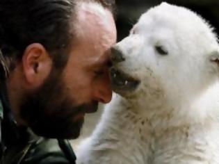 Φωτογραφία για Πέθανε η μητέρα του Κνουτ, του πιο διάσημου πολικού αρκούδου