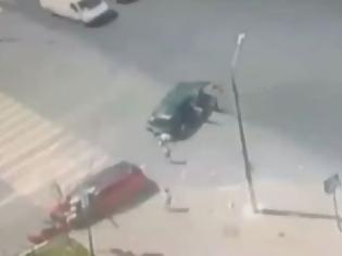 Φωτογραφία για Σοκαριστικό ατύχημα στη Ρωσία: Παιδί πετάχτηκε από το παράθυρο του αυτοκινήτου [video]