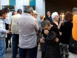 Φωτογραφία για Ολη η Ελλάδα στα ΑΤΜ -Ταλαιπωρία, κλοπές και δάκρυα, στις ατελείωτες ουρές