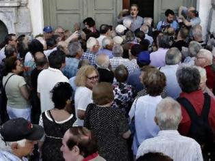 Φωτογραφία για Χάος, οργή και ταλαιπωρία έξω από τις τράπεζες: Για 2η ημέρα οι συνταξιούχοι στις ουρές της ντροπής για 120 ευρώ