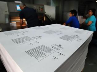 Φωτογραφία για Δουλεύουν μέρα νύχτα στο Εθνικό Τυπογραφείο για τυπώσουν τα ψηφοδέλτια του δημοψηφίσματος [εικόνες]