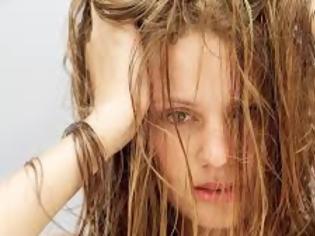 Φωτογραφία για Λιπαρά μαλλιά: Πώς θα φτιάξετε το σαμπουάν που θα σας σώσει