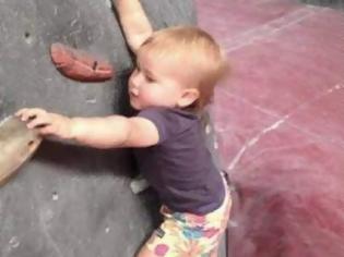 Φωτογραφία για Απίστευτο μωρό σκαρφαλώνει τοίχους πριν καν περπατήσει [video]