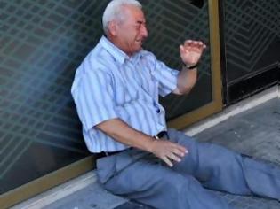 Φωτογραφία για Η ιστορία πίσω από τη φωτογραφία του συνταξιούχου που συγκίνησε το Πανελλήνιο ανεξάρτητα από ΟΧΙ και ΝΑΙ