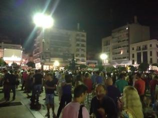 Φωτογραφία για Πάτρα: Εκατοντάδες πολίτες πανηγυρίζουν στην πλατεία Γεωργίου, για τη νίκη του ΟΧΙ