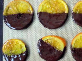 Φωτογραφία για Η συνταγή της ημέρας: Σιροπιαστές φέτες πορτοκαλιού με σοκολάτα
