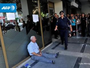 Φωτογραφία για Ελληνοαυστραλός αναγνώρισε τον παππού που σπάραζε στην ουρά για 120 ευρώ