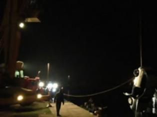 Φωτογραφία για Συναγερμός στο λιμάνι για αυτοκίνητο έπεσε στη θάλασσα