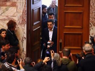 Φωτογραφία για Αλέξης Τσίπρας στην Κοινοβουλευτική Ομάδα: Ή θα μείνουμε όλοι μαζί ή θα φύγουμε όλοι μαζί - Δεν θα γίνω Παπαδήμος