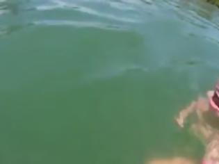 Φωτογραφία για Βίντεο σοκ - Εκλιπαρεί τον Θεό να την βοηθήσει από το θαλάσσιο τέρας