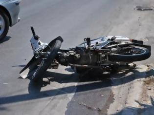Φωτογραφία για Πάτρα: Τροχαίο στην Αρέθα - Σύγκρουση μηχανής με αυτοκίνητο