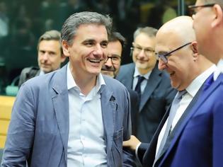 Φωτογραφία για Τα χαμόγελα των υπουργών πριν το κρίσιμο Eurogroup