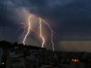 Φωτογραφία για Πάτρα: Δείτε την υπέροχη φωτογραφία από τον κεραυνό που χτύπησε την πόλη