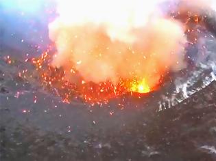 Φωτογραφία για Έκρηξη ηφαιστείου από απόσταση αναπνοής όπως την κατέγραψε τηλεκατευθυνόμενο ελικοπτεράκι [video]