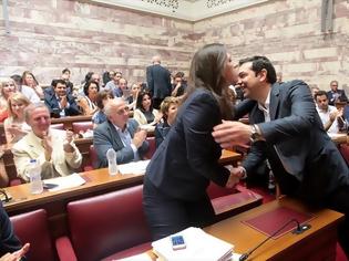 Φωτογραφία για ΜΕ ΘΕΡΜΟ ΧΕΙΡΟΚΡΟΤΗΜΑ ΕΓΙΝΕ ΔΕΚΤΟΣ Ο ΠΡΩΘΥΠΟΥΡΓΟΣ ΣΤΗΝ Κ.Ο. ΤΟΥ ΣΥΡΙΖΑ
