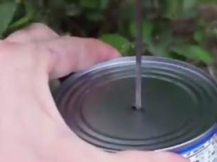 Φωτογραφία για Πήρε μία κονσέρβα με τόνο και άνοιξε μία τρύπα: Ο λόγος; Ιδιοφυής... [video]