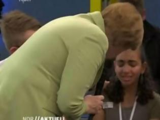 Φωτογραφία για Το βίντεο που κάνει το γύρο του διαδικτύου: Η Μέρκελ έκανε ένα κοριτσάκι από την Παλαιστίνη να κλαίει με λυγμούς [video]