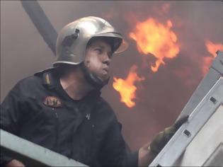 Φωτογραφία για Η φωτογραφία του Έλληνα πυροσβέστη που συγκλόνισε