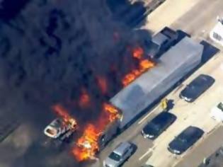 Φωτογραφία για Μεγάλη πυρκαγιά έφτασε σε αυτοκινητόδρομο στην Καλιφόρνια