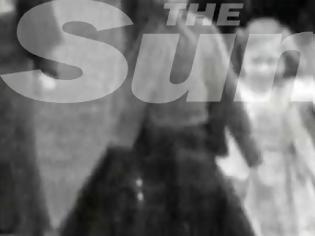 Φωτογραφία για Sun: Όταν η Βασίλισσα Ελισάβετ χαιρετούσε ναζιστικά [photo]