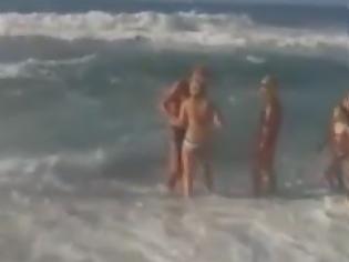 Φωτογραφία για Συγκλονιστικό βίντεο με ναυαγοσώστη που σώζει από πνιγμό δυο τουρίστες στα Χανία