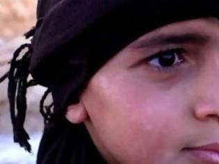 Φωτογραφία για Σοκαριστικό: 12χρονο παιδί αποκεφαλίζει όμηρο του ISIS [photos]
