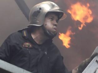 Φωτογραφία για Η συγκλονιστική φωτογραφία πυροσβέστη που κάνει τον γύρο του κόσμου