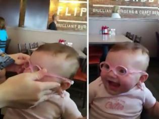 Φωτογραφία για Αυτό το κοριτσάκι βλέπει για πρώτη φορά τους γονείς του - Δείτε τις εκπληκτικές αντιδράσεις του [video]