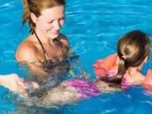 Φωτογραφία για 5 συμβουλές για να μάθεις κολύμπι στο παιδί σου
