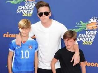 Φωτογραφία για Brooklyn, Cruz και Romeo Beckham στα Kids' Choice Sport Awards