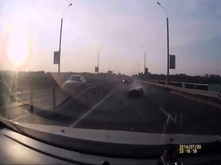 Φωτογραφία για Μοτοσυκλετιστής κάνει απίστευτη κωλοτούμπα και προσγειώνεται πάνω σε αυτοκίνητο (Video)