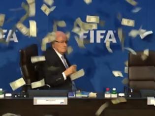Φωτογραφία για Ξεφτίλισε τον Blatter πετώντας του δολάρια στα μούτρα - Απίστευτο βίντεο