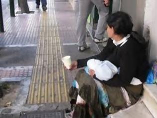 Φωτογραφία για Πάτρα: Πολίτης κάλεσε την Αστυνομία κι έσωσε μισολιπόθυμο μωράκι από τα χέρια ζητιάνας