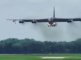 Φωτογραφία για Το B-52 για πρώτη φορά στο Oshkosh AirVenture με μια εντυπωσιακή προσγείωση [video]