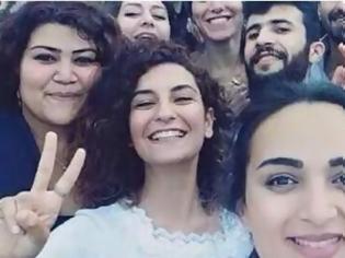 Φωτογραφία για Η selfie της τραγωδίας: Χαμογελούν πριν σκοτωθούν σε τουρκική πόλη