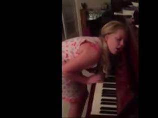 Φωτογραφία για Απίστευτο βίντεο! 12χρονη υπνοβατεί και… παίζει πιάνο
