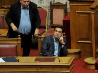Φωτογραφία για Που κοιτούσε ο Αλέξης Τσίπρας μέσα στην Βουλή; [photos]