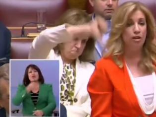 Φωτογραφία για Οι γκριμάτσες και οι χειρονομίες της βουλευτού του ΠΑΣΟΚ που έμειναν στα highlight της χθεσινής ψηφοφορίας στην ολομέλεια της βουλής [video]
