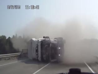 Φωτογραφία για Σοκαριστικό βίντεο: Απίστευτο ατύχημα με νταλίκα στην Ρωσία